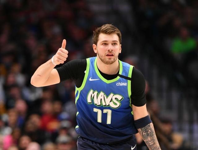 她在场上作 她在场上作